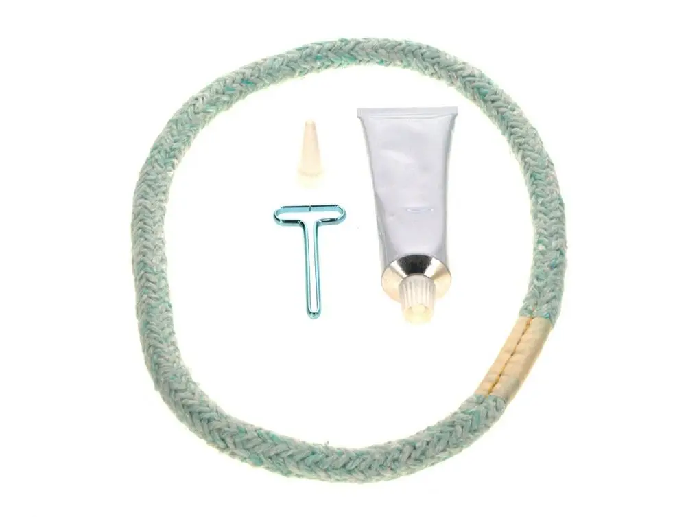Braune Dichtung aus geflochtenem Material, eine Tube mit Inhalt, ein Tülleinsatz und ein Werkzeug in T-Form, alles angeordnet vor hellem Hintergrund. Bosch ist Markenhersteller.